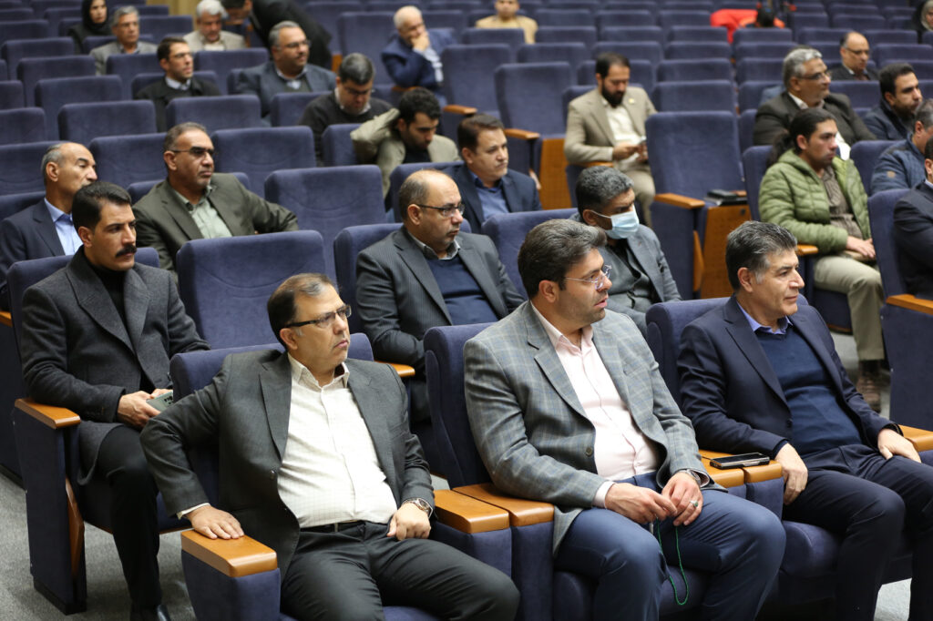 مخاطبان حاضر در نشست شورای گفت‌وگوی دولت و بخش خصوصی کرمان در سالن همایش