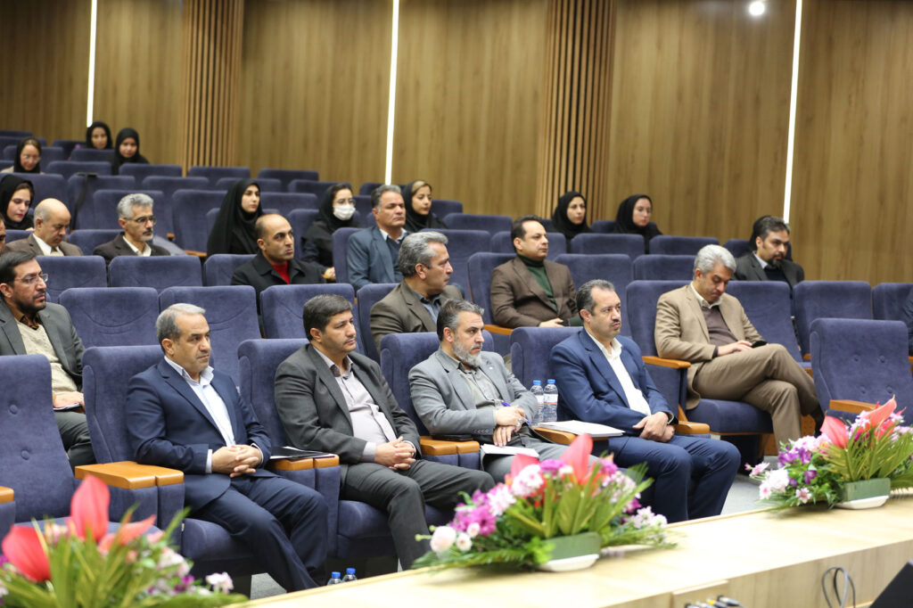 مخاطبان حاضر در نشست شورای گفت‌وگوی دولت و بخش خصوصی کرمان در سالن همایش