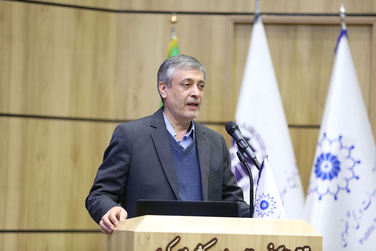 رئیس اتاق کرمان در حال سخنرانی درباره ساماندهی سرمایه‌گذاری انرژی‌های تجدیدپذی